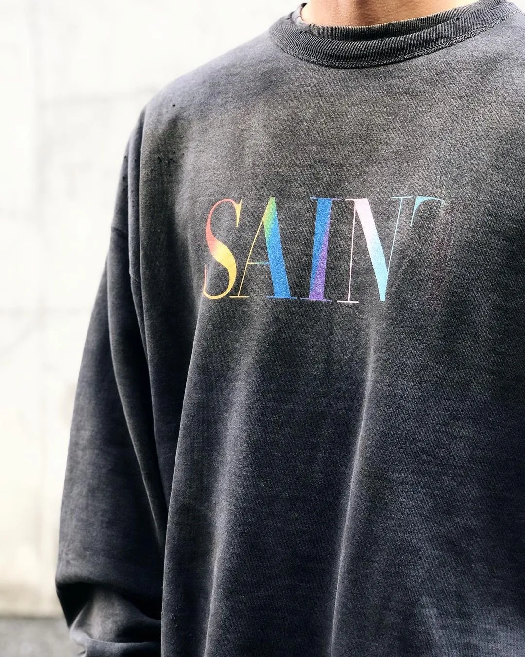 SAINT Mxxxxxx CREW NECK SWT SHIRTS 'RAINBOW SNT'/BLK Rainbow SAINT destruction sweatshirt, washed black S-XL Assute dyeing, genuine whole garment sprayed with horsetail fading process, collar/cuffs frayed in many places, front and rear panels/sleeves super complicated hanging grinding, heavy washing and water discoloration, correct fruit mark/angel mark